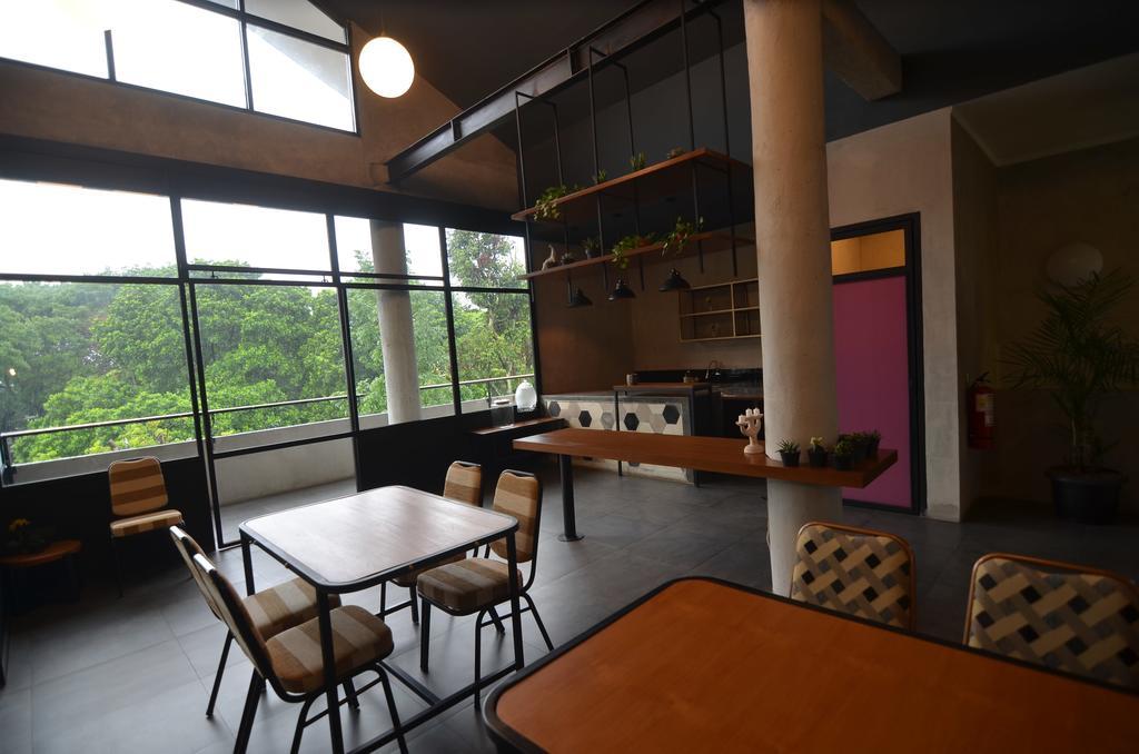 Wisma tamu Naraya House